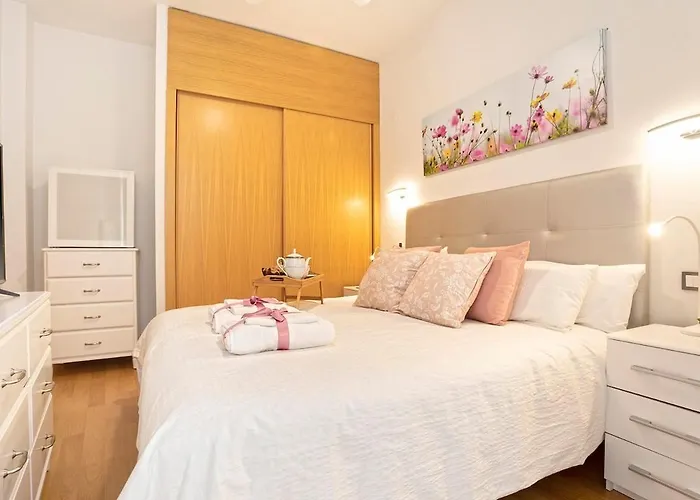 -malagasunapts- Huge & * Pool* Freepark* Apartment