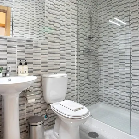-malagasunapts- Huge & * Pool* Freepark* Apartman